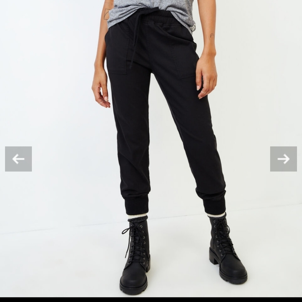Roots essential joggers
